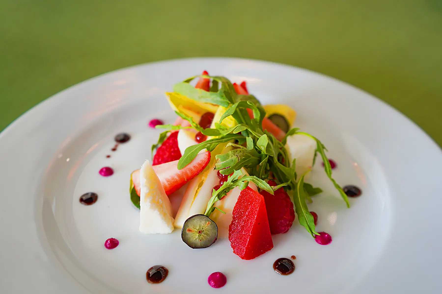Ensalada con palmito, queso, hojas, fresas y frutos rojos de especialidad Francés de hotel Sunset Palace Mazatlán