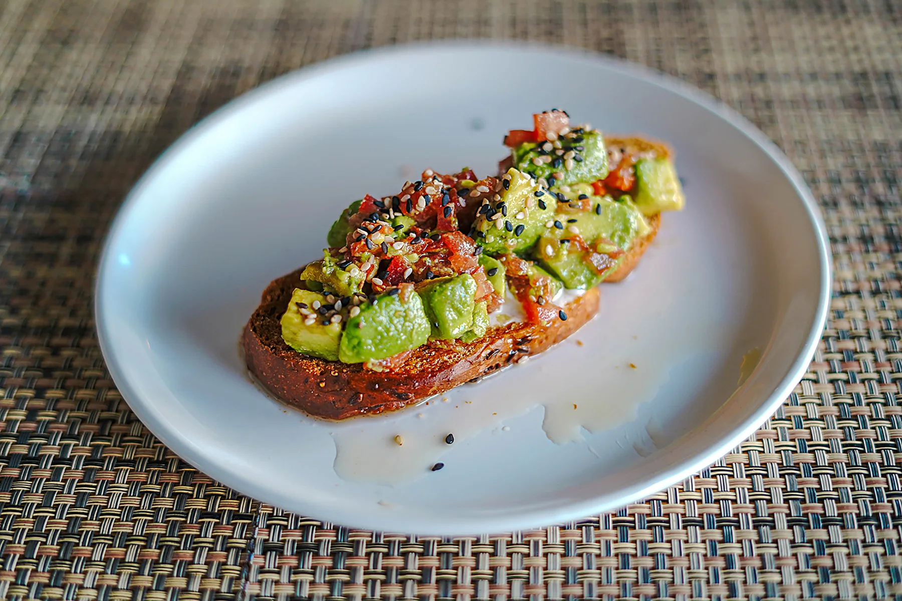 Pan crocante, aguacate con tomate macerado con aceite de ajonjoli, albahaca, sal y pimienta de especialidad Delli de hotel Sunsetceano Palace Mazatlán