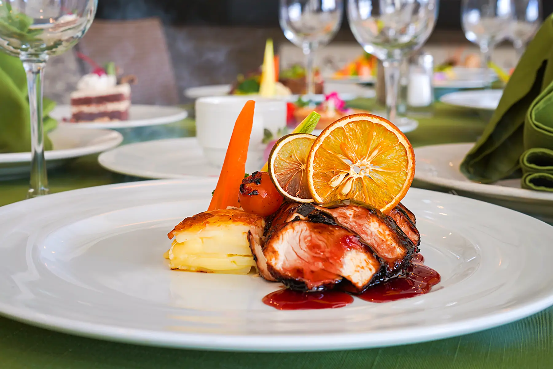 Pastel de papa, zanahoria, rodajas de naranja, pato en salsa de grosellas de especialidad Francés de hotel Sunset Palace Mazatlán