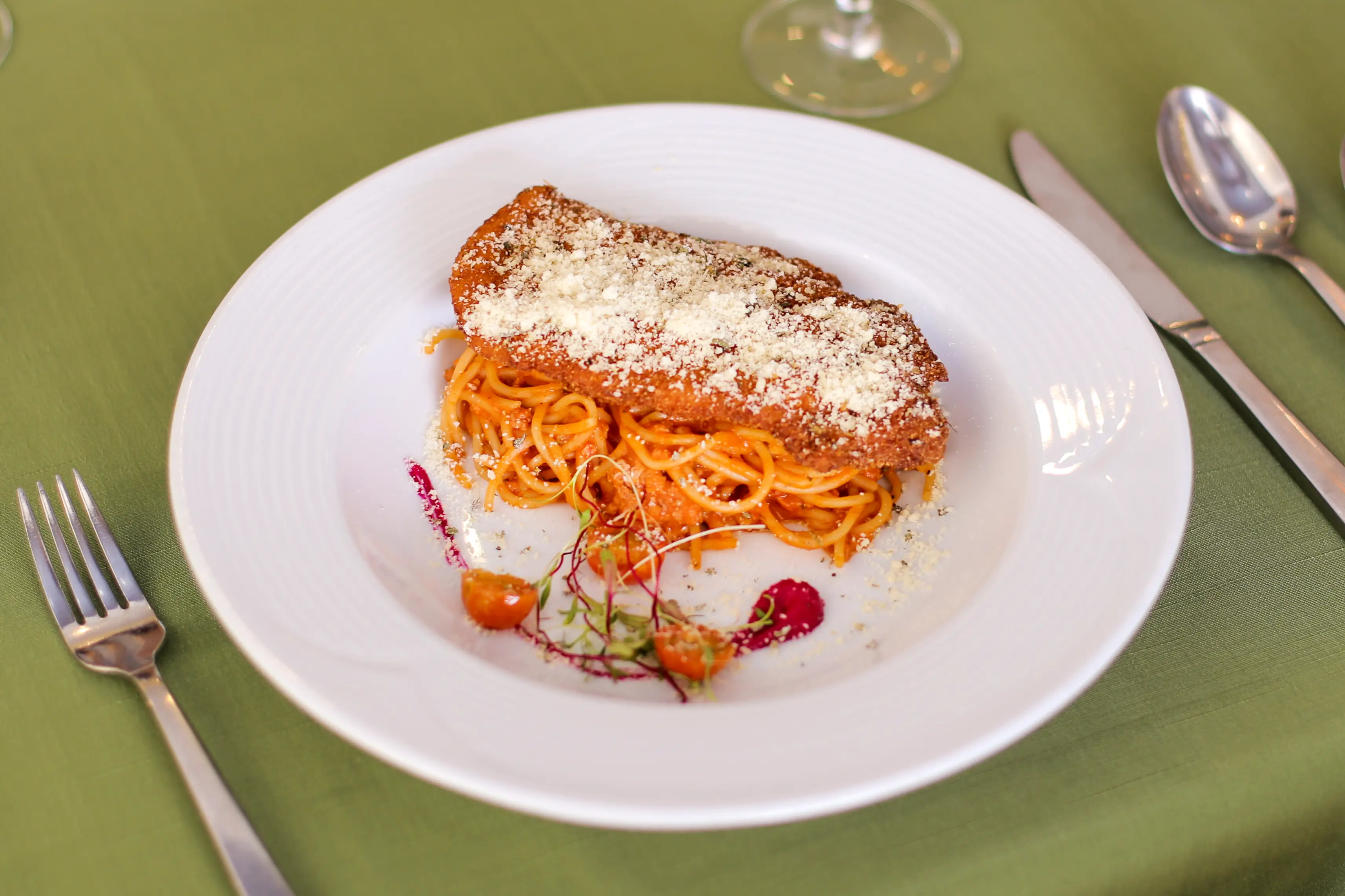 Pechuga de pollo empanizada a la parmesana con espaguti a la boloñesa y tomatillos de especialidad Italiana de hotel Sunset Palace Mazatlán