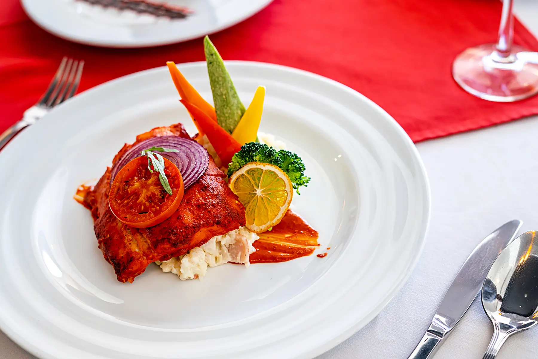 Pescado a la talla con zanahoria, calabaza, tomate y cebolla morada abajo una cama de arroz blanco de especialidad Mexicana de hotel Sunset Palace Mazatlán