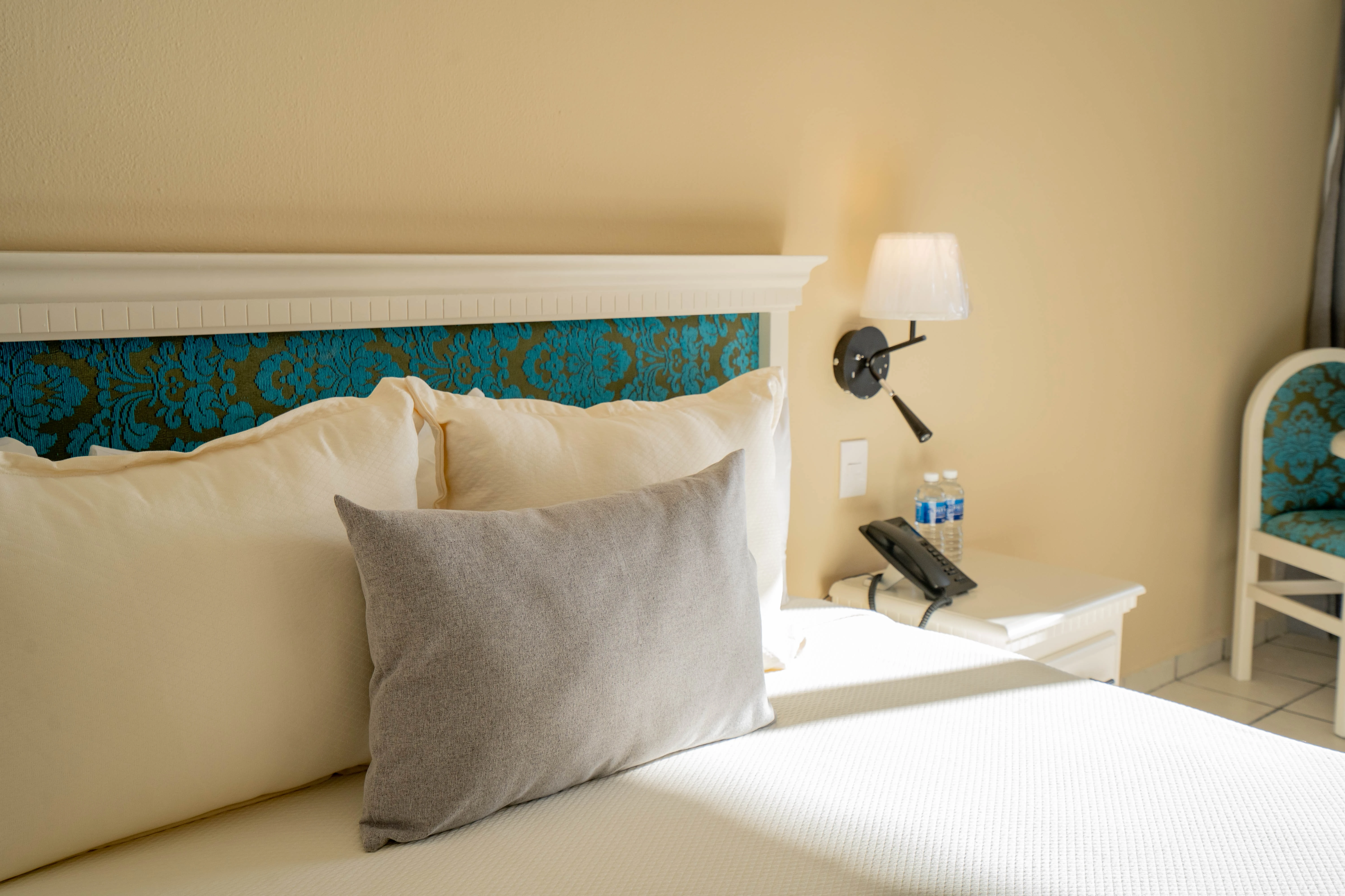 vista de habitacion estandar con vista al mar con cama kingsize en hotel palace sunset mazatlan